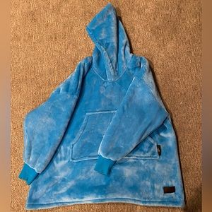 This is a blue oversized sweatshirt thingy!!